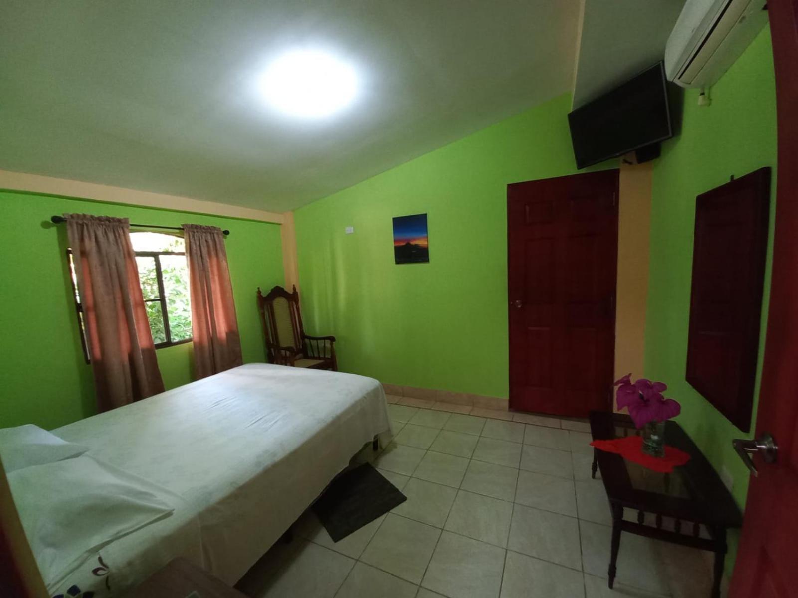 Hostal San Antonio León Εξωτερικό φωτογραφία